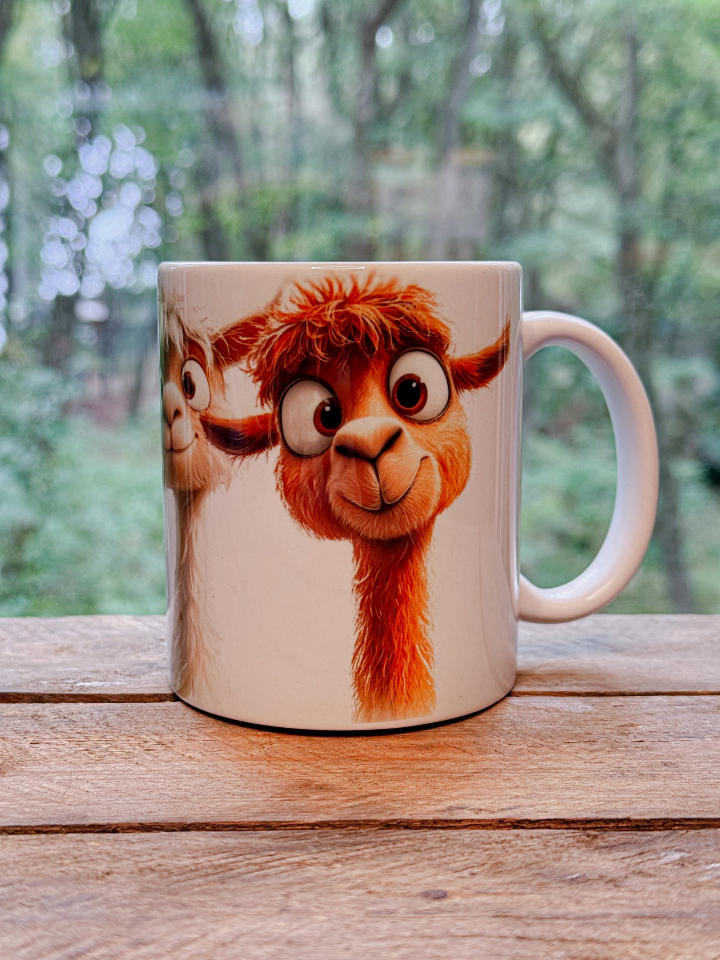 Weiße Tasse mit einem braunen erwachsenen Alpaka und einem weißen Alpaka-Kind lächelnd