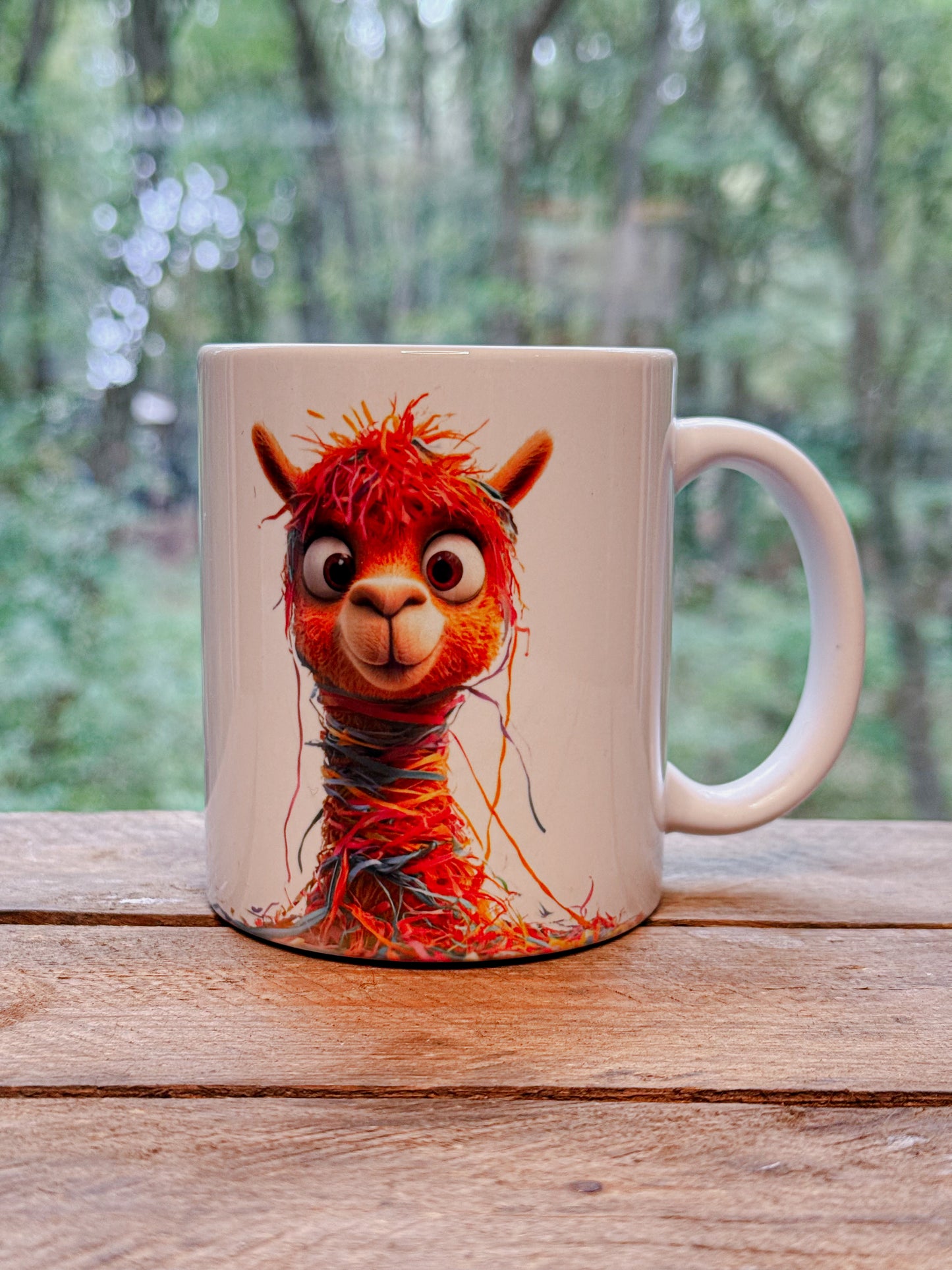 Weiße Tasse mit orangem Alpaka eingewickelt in bunten Papierschlangen