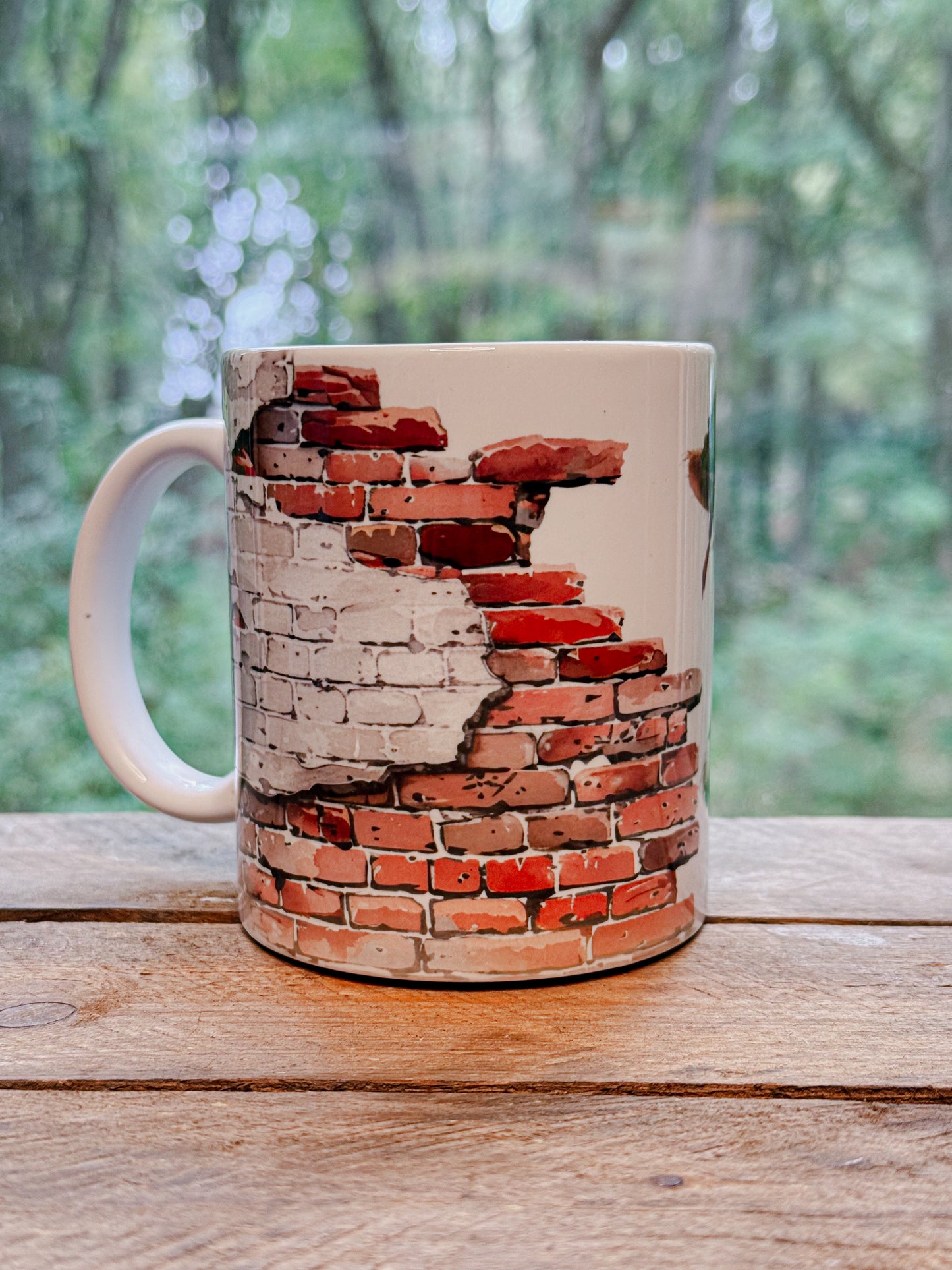 Weiße Tasse mit rot-grauer Mauer