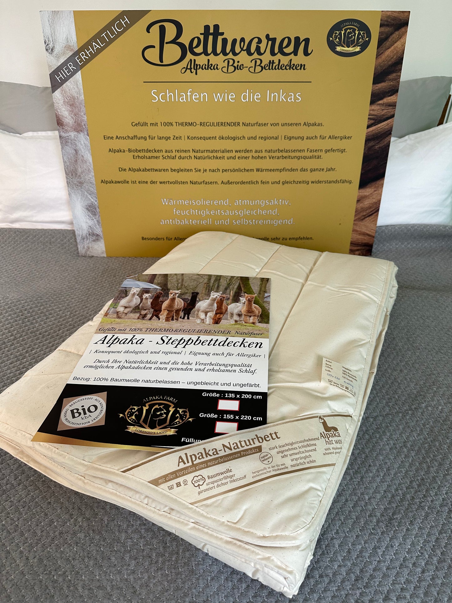 Weiße Alpaka Bettdecke auf grauer Decke