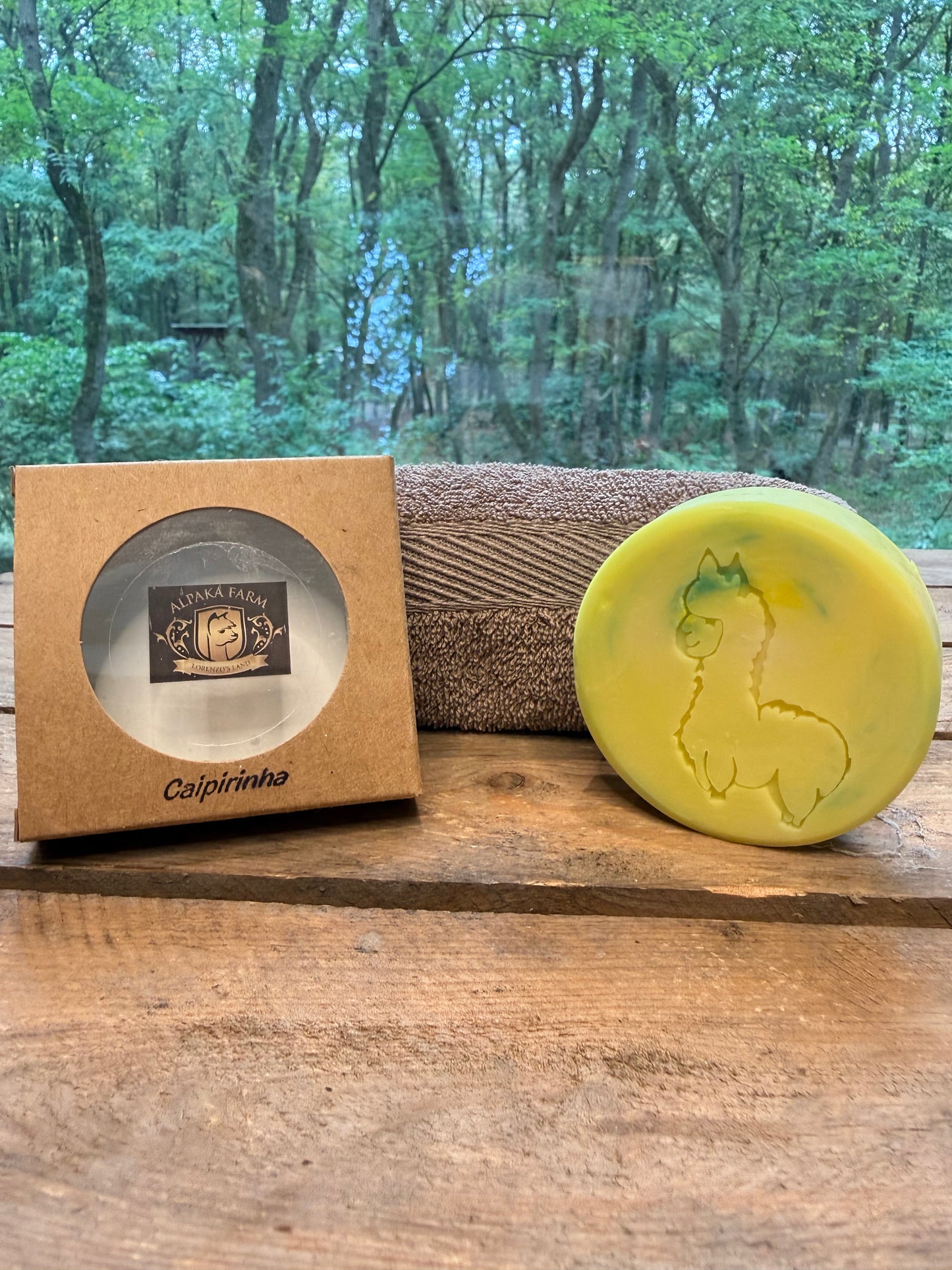 Gelb-günes rundes Stück Seife aus Keratin gewonnen aus Alpakawolle