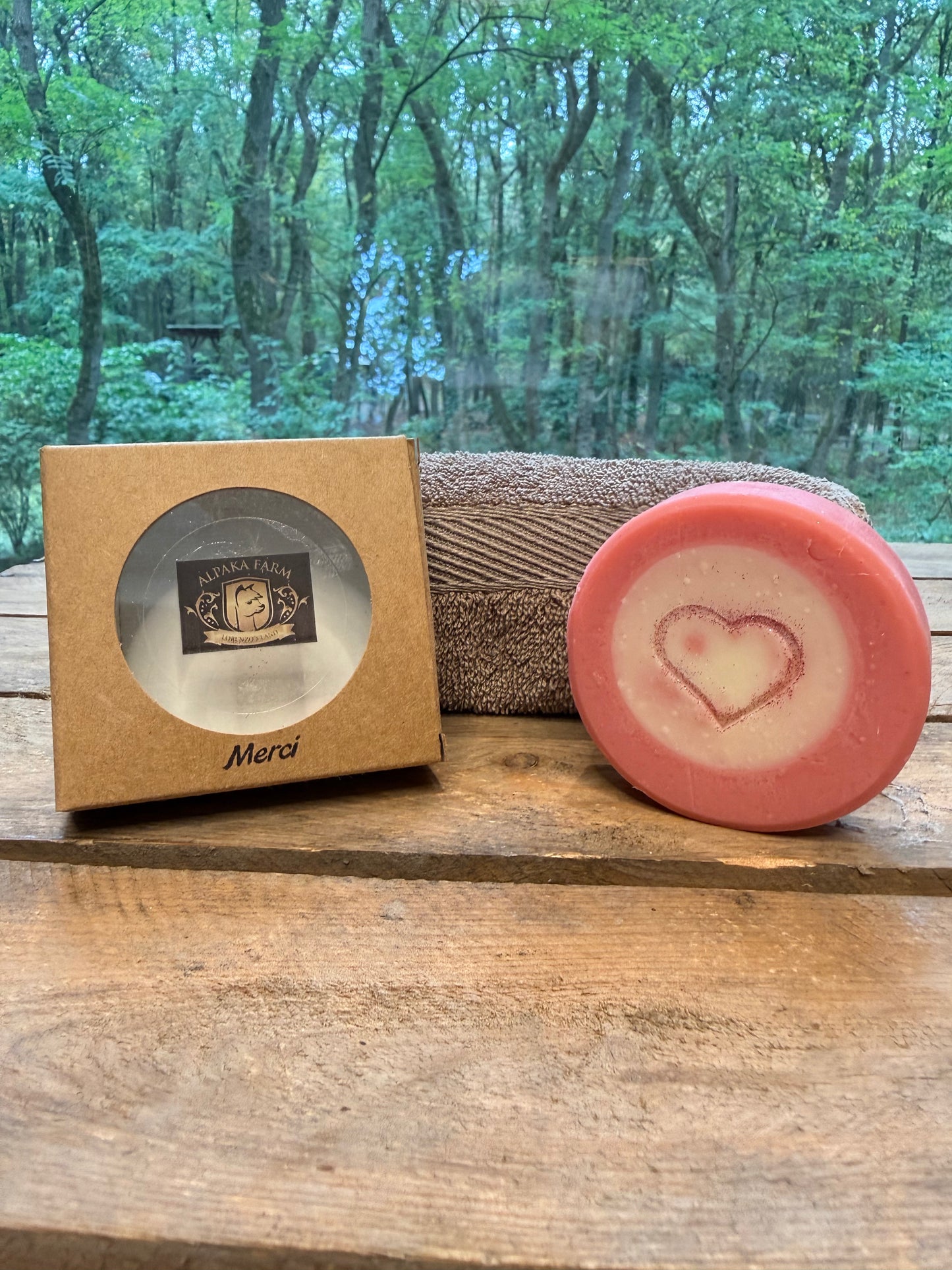 Pinkes rundes Stück Seife mit einem Herz in der Mitte aus Keratin gewonnen aus Alpakawolle