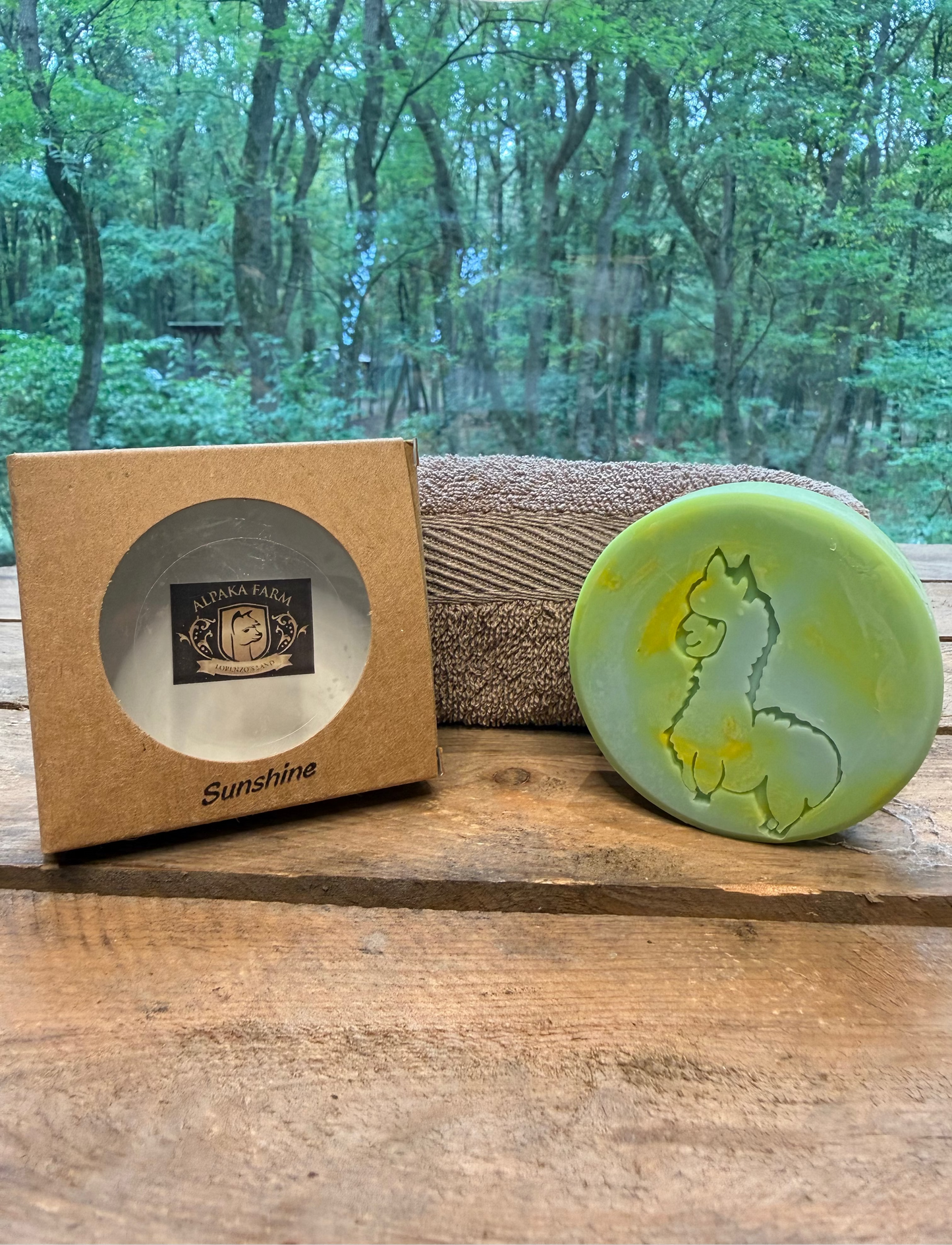 Grünes rundes Stück Seife aus Keratin gewonnen aus Alpakawolle