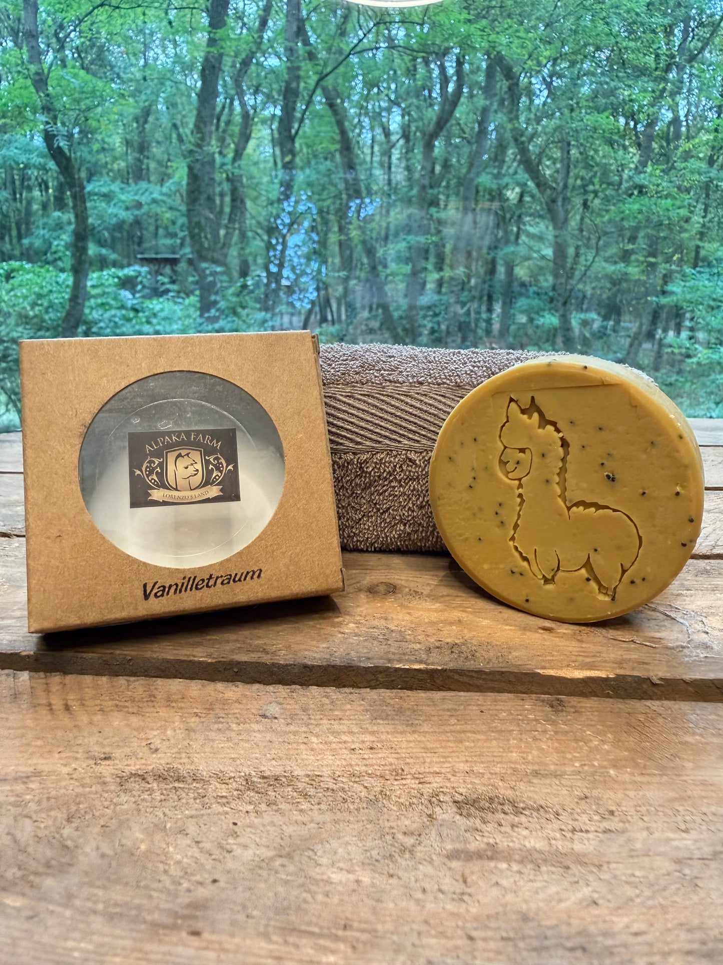 Gelbes rundes Stück Seife mit schwarzen Punkten aus Keratin gewonnen aus Alpakawolle