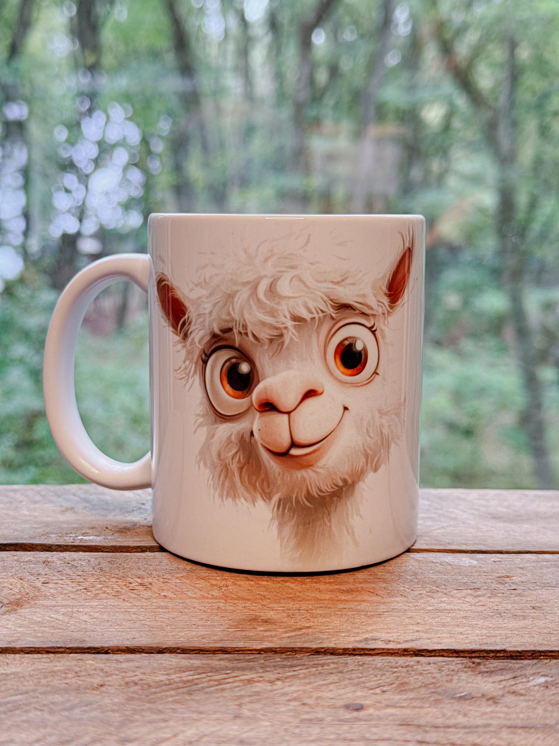 Tasse mit weißem lächelnden Alpaka
