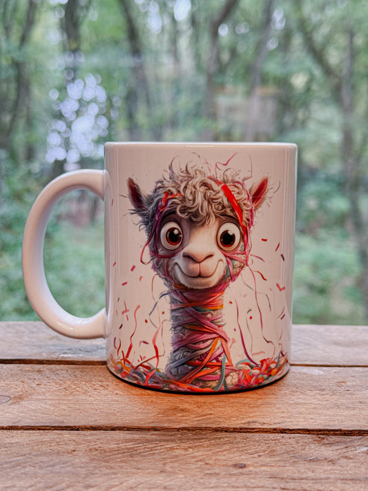 Weiße Tasse mit weißem lächelnden Alpaka eingewickelt in bunten Papierschlangen