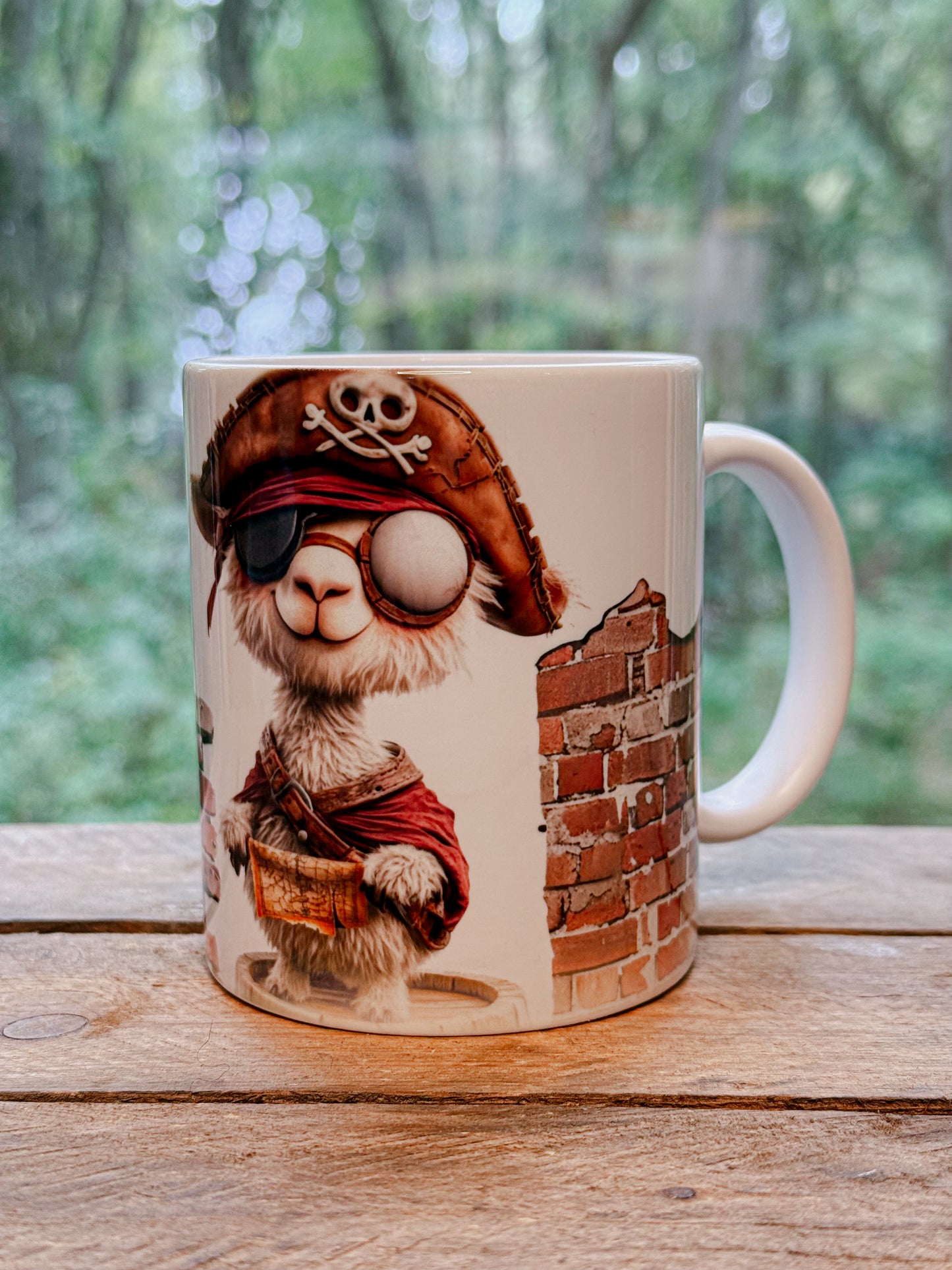Weiße Tasse mit weißem Piraten-Alpaka und einer roten Mauer im Hintergrund