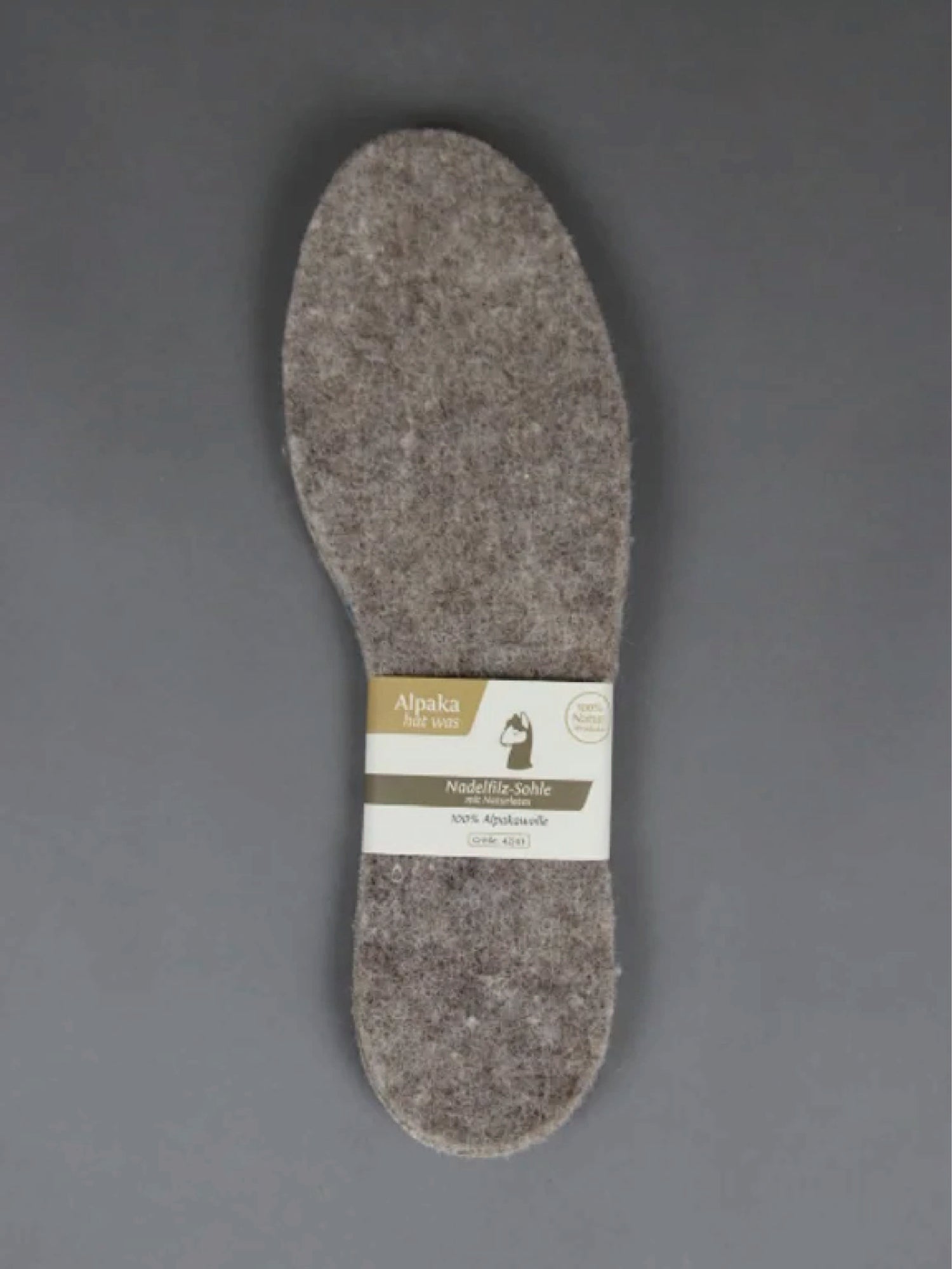 Braune Alpaka Schuheinlegesohle auf grauem Hintergrund
