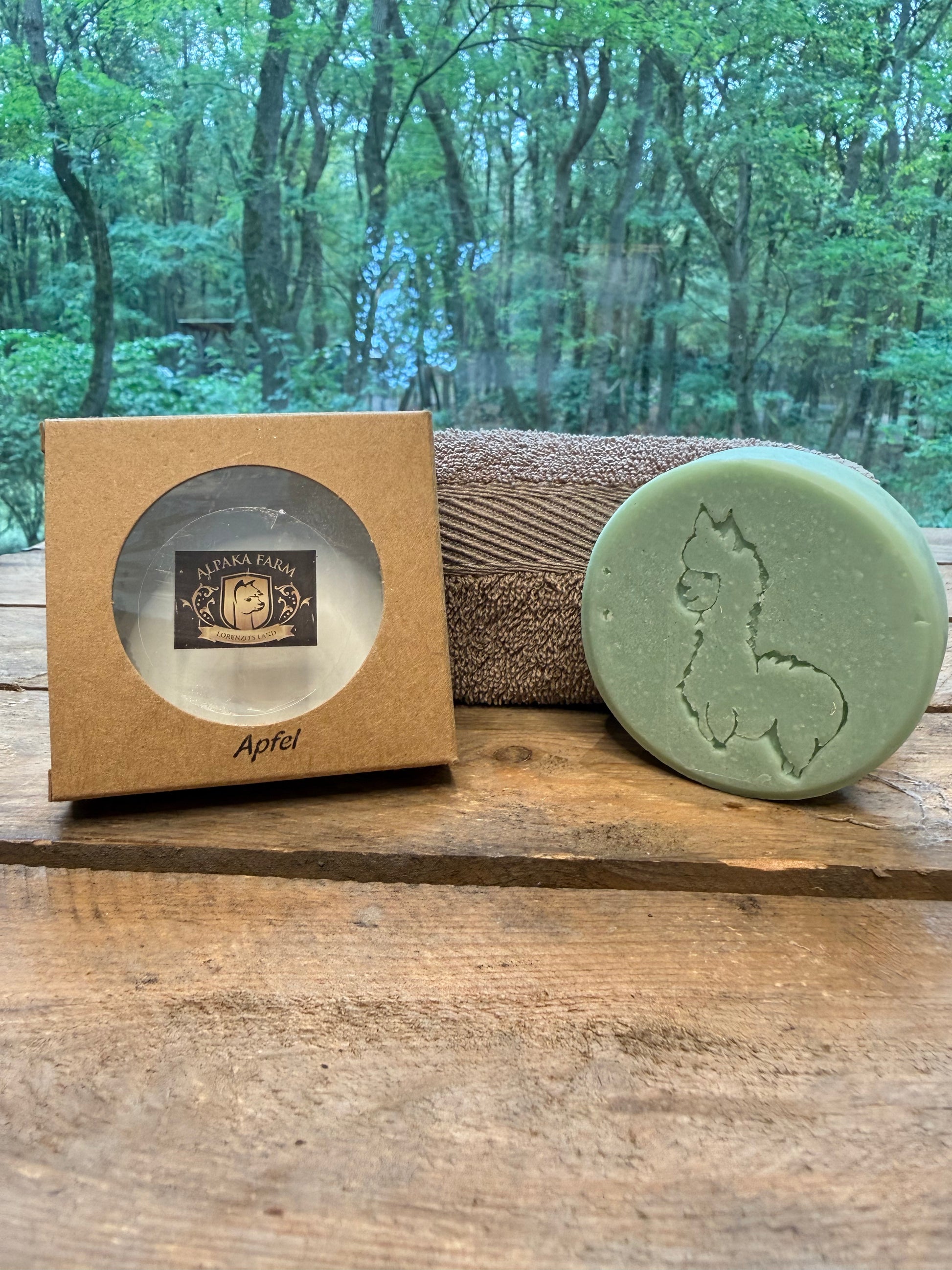 Grünes rundes Stück Seife aus Keratin gewonnen aus Alpakawolle