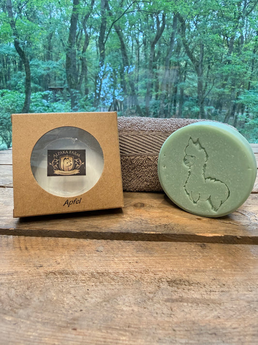 Grünes rundes Stück Seife aus Keratin gewonnen aus Alpakawolle