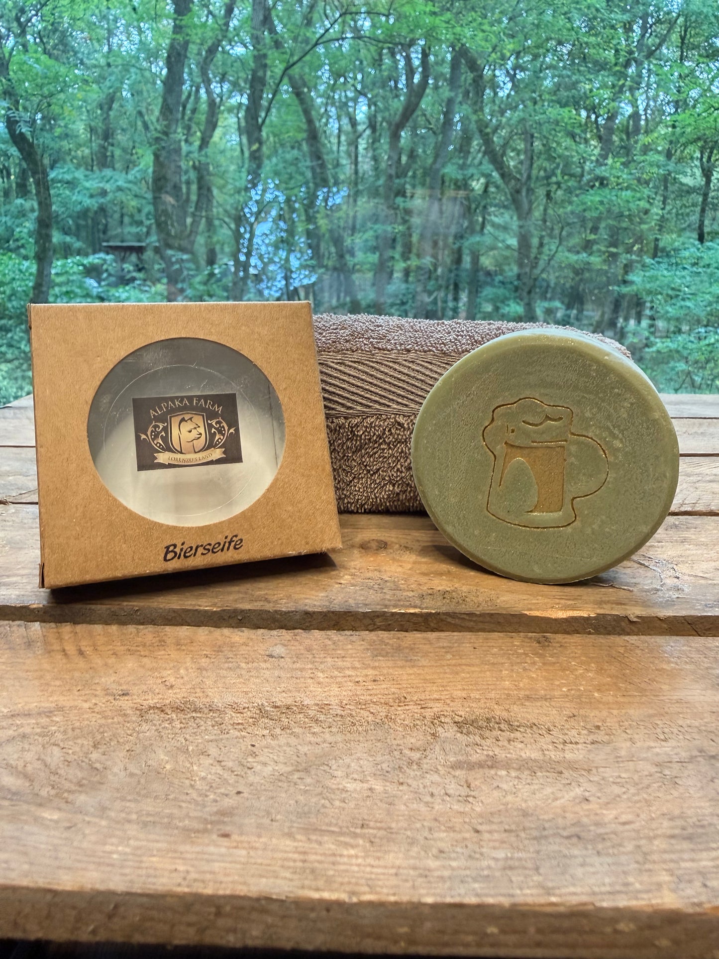 Oliv grünes rundes Stück Seife mit einem Bierkrug in der Mitte aus Keratin gewonnen aus Alpakawolle