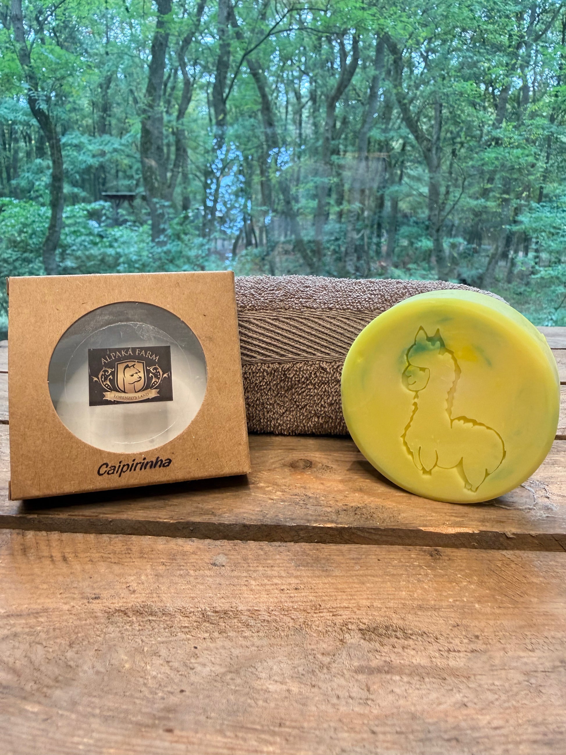 Gelb-günes rundes Stück Seife aus Keratin gewonnen aus Alpakawolle