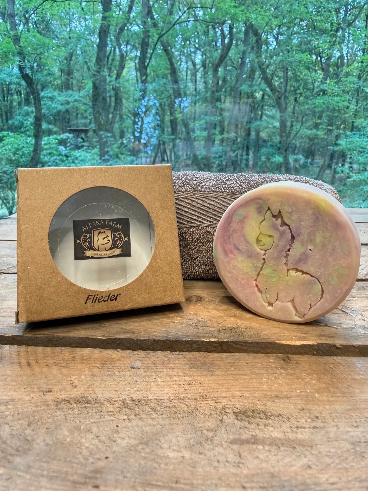 Fliederfarbenes rundes Stück Seife aus Keratin gewonnen aus Alpakawolle