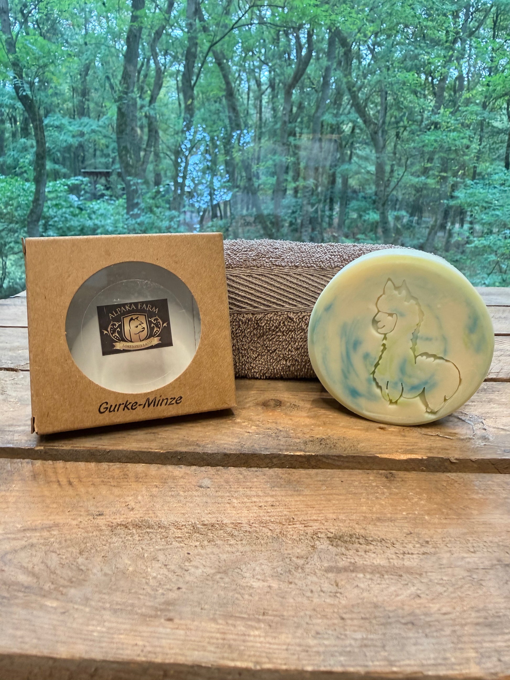 Grün blaues rundes Stück Seife aus Keratin gewonnen aus Alpakawolle