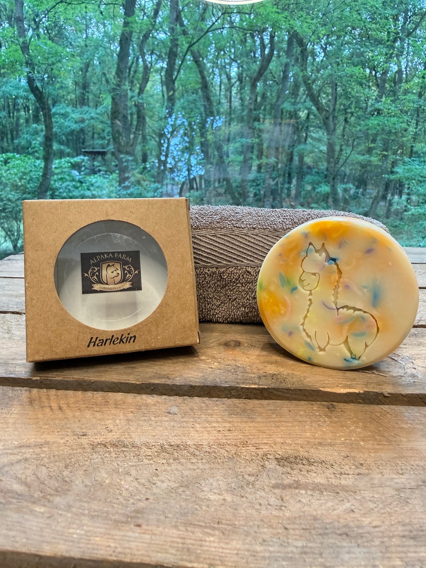 Gelb-buntes rundes Stück Seife aus Keratin gewonnen aus Alpakawolle