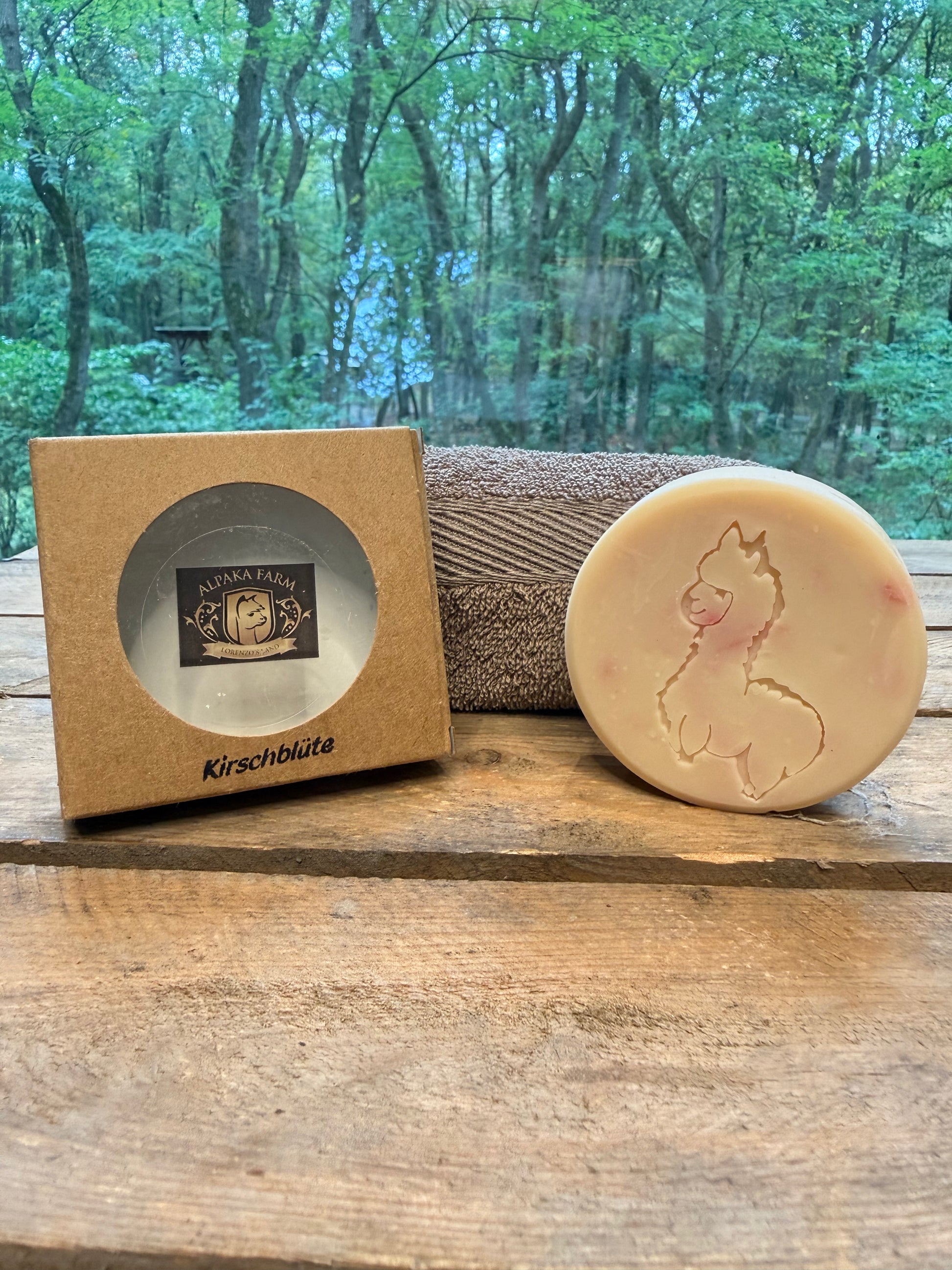 Gelbes rundes Stück Seife aus Keratin gewonnen aus Alpakawolle