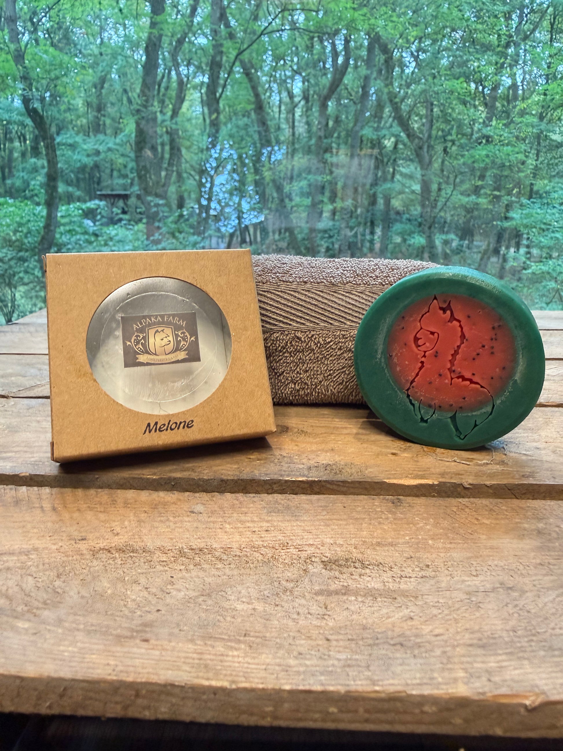 Grün-pinkes rundes Stück Seife aus Keratin gewonnen aus Alpakawolle