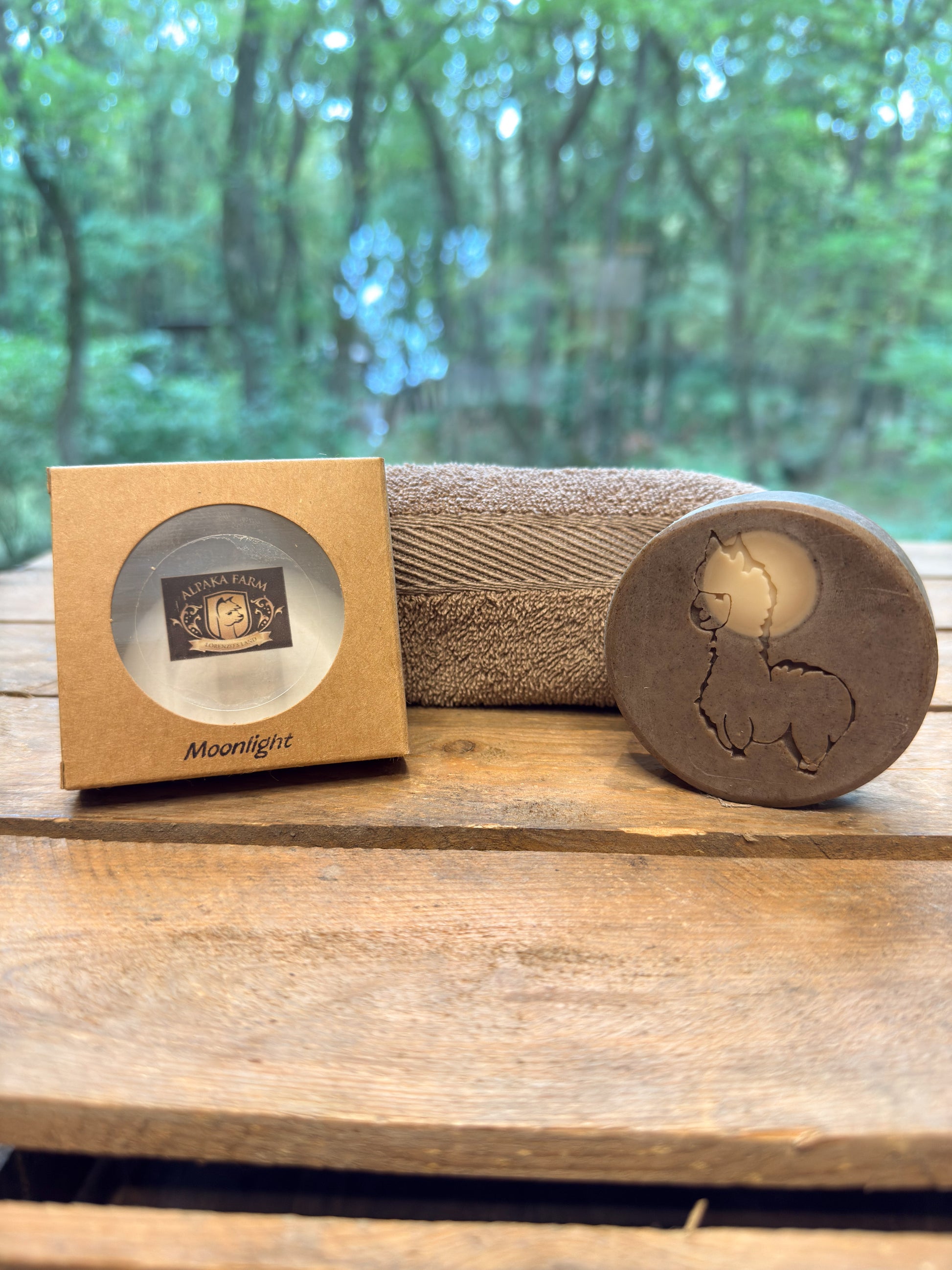 Braunes rundes Stück Seife aus Keratin gewonnen aus Alpakawolle