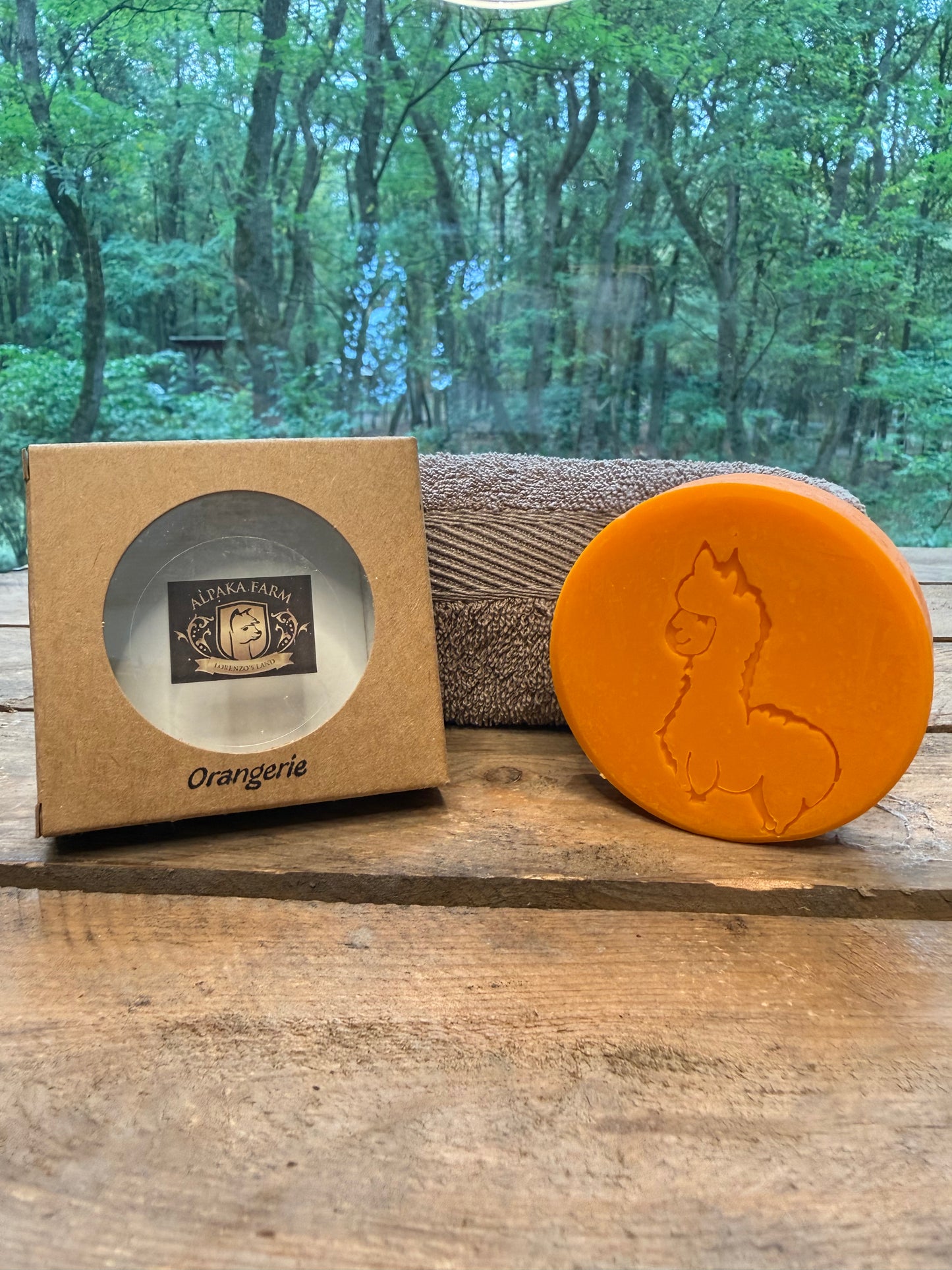 Oranges rundes Stück Seife aus Keratin gewonnen aus Alpakawolle