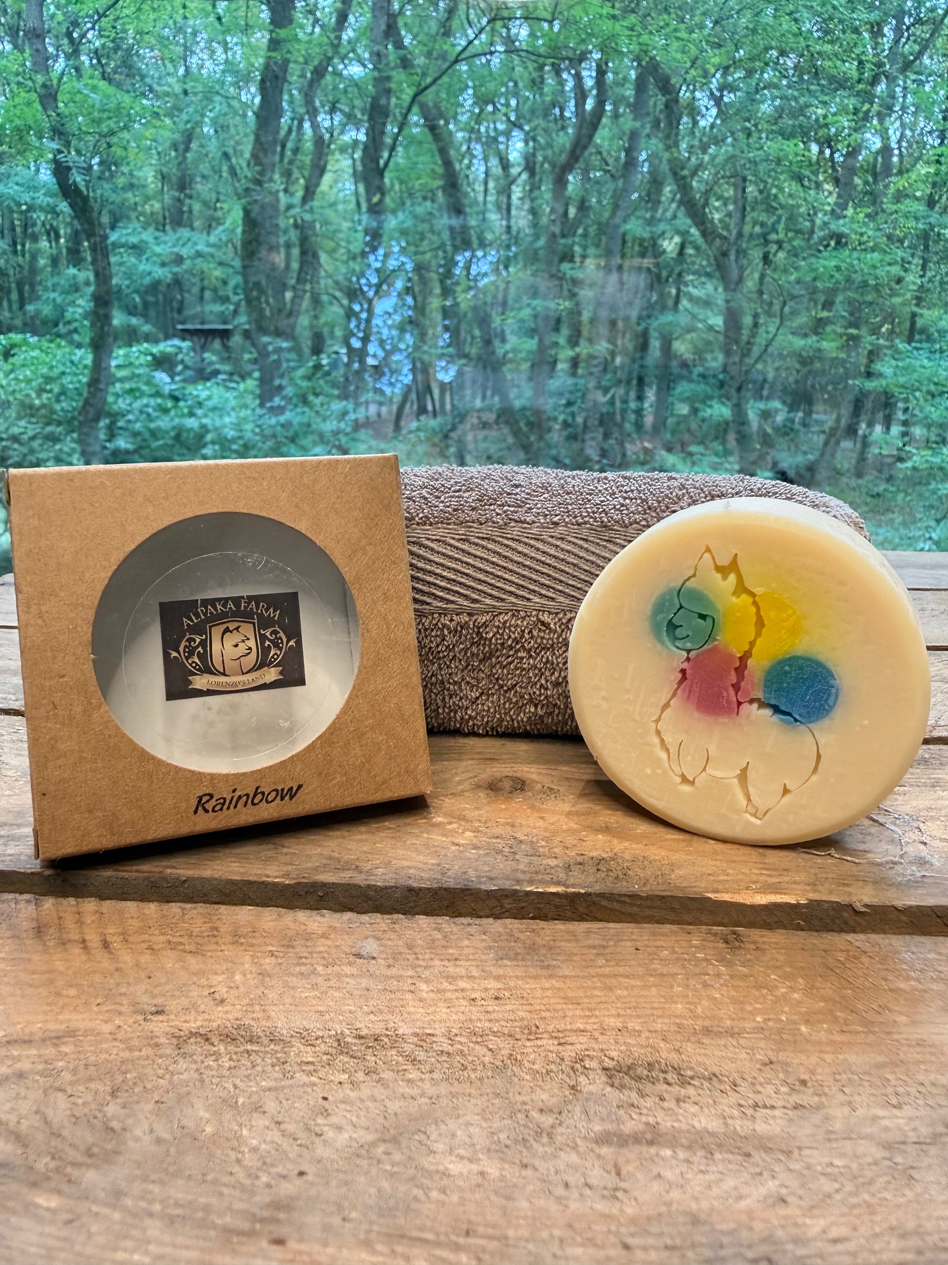 Regenbogenfarbenes rundes Stück Seife aus Keratin gewonnen aus  Alpakawolle