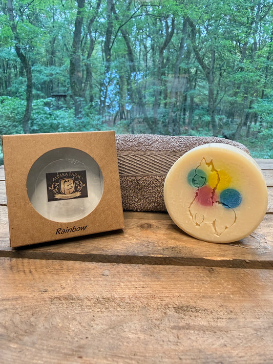 Regenbogenfarbenes rundes Stück Seife aus Keratin gewonnen aus  Alpakawolle