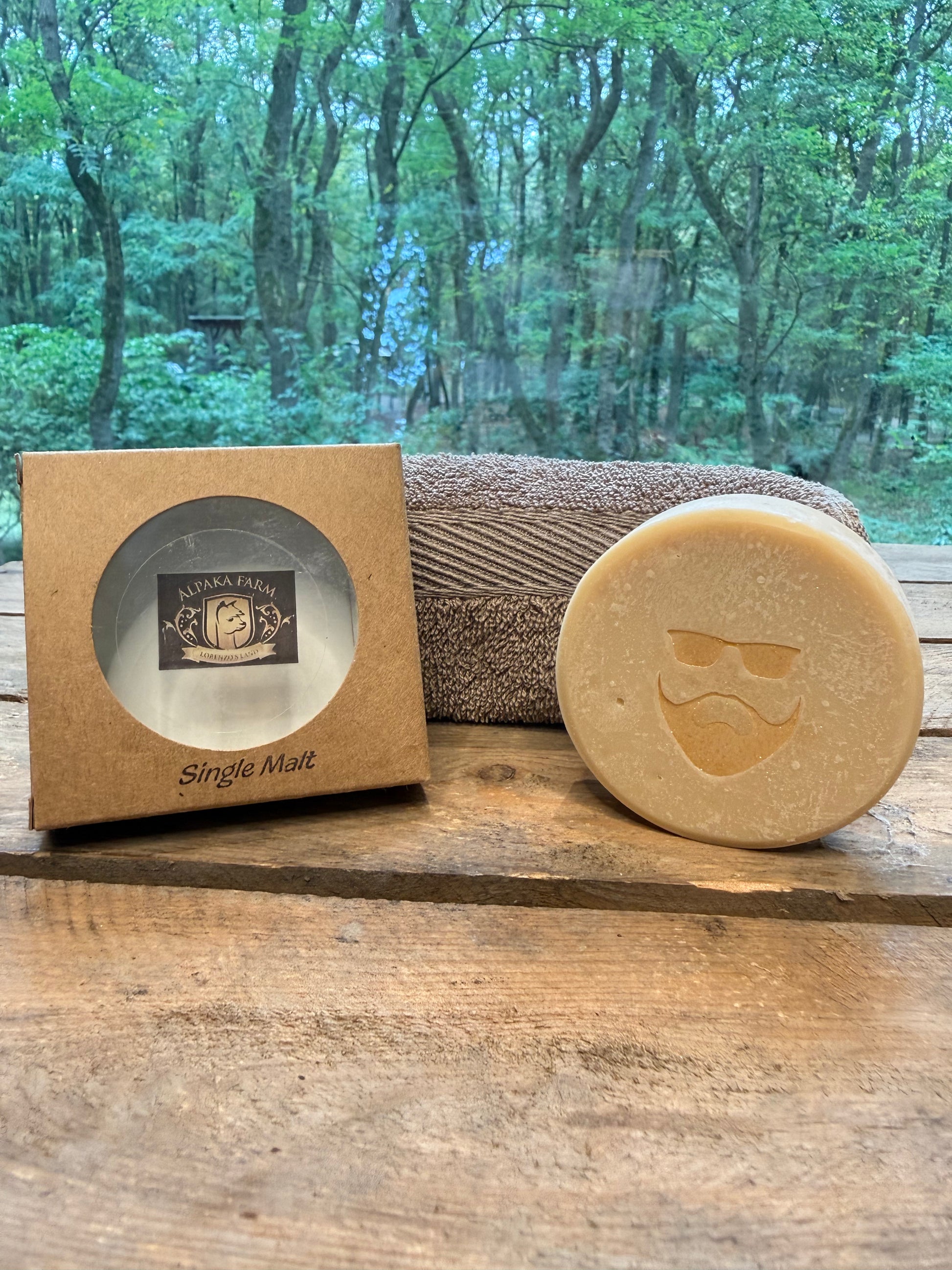 Gelbes rundes Stück Seife aus Keratin gewonnen aus Alpakawolle