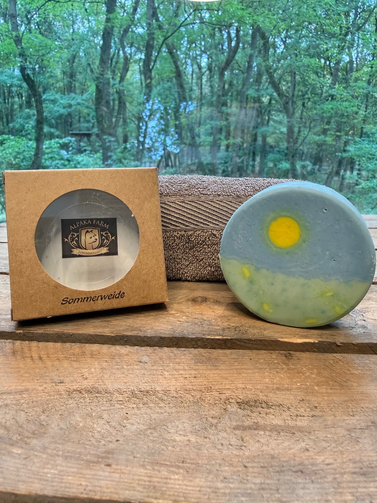 Blau grünes rundes Stück Seife aus Keratin gewonnen aus Alpakawolle