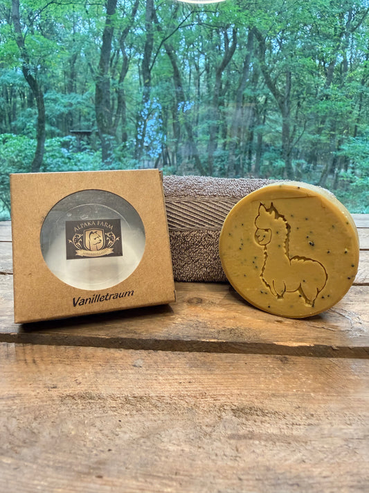 Gelbes rundes Stück Seife mit schwarzen Punkten aus Keratin gewonnen aus Alpakawolle