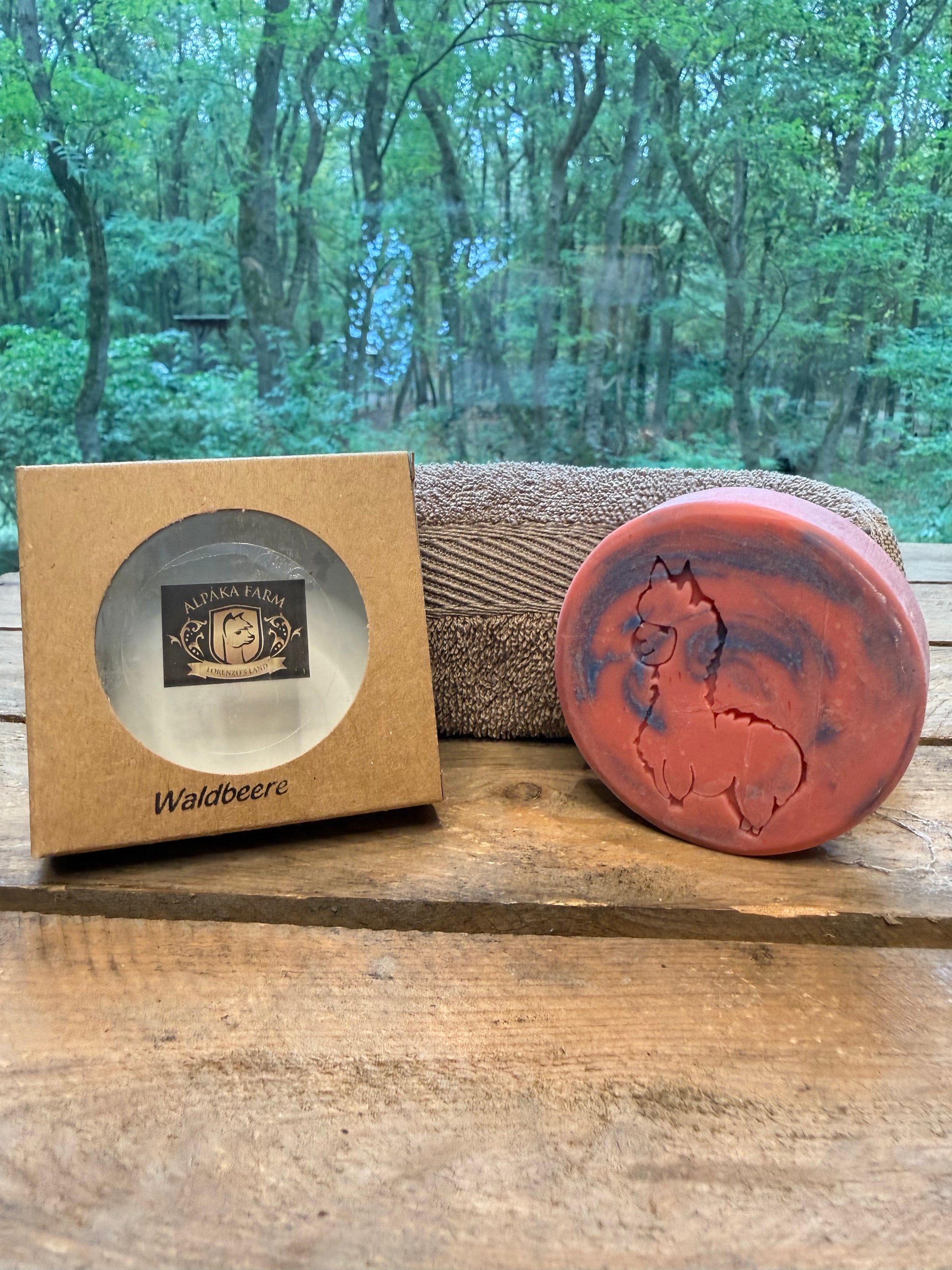 Rosa-violettes rundes Stück Seife aus Keratin gewonnen aus Alpakawolle